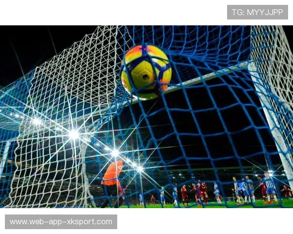 足球反向挑球过人全场高呼，令人叹为观止的技艺展示