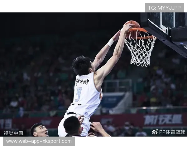 羽毛球踩线判罚引全场嘘声